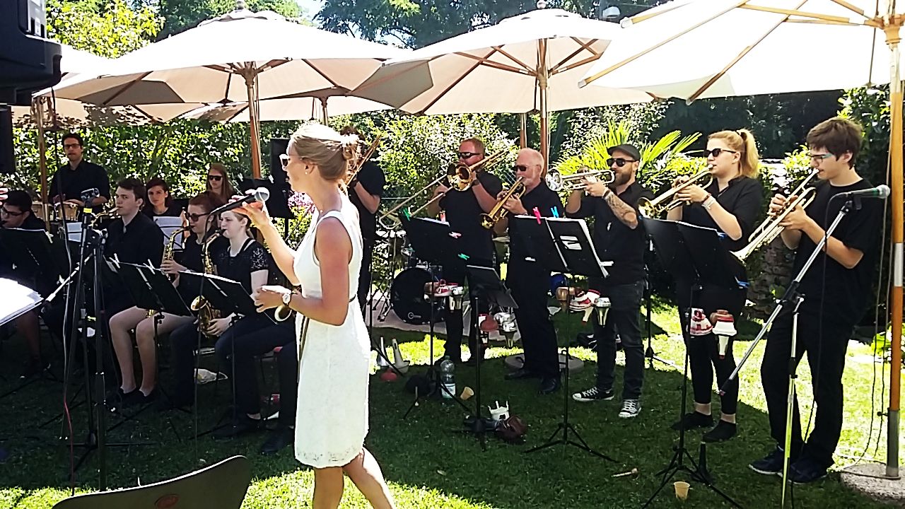 Brunch mit Big Band Oerlikon im Garten