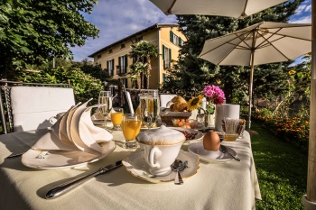 Petit-déjeuner dans le jardin